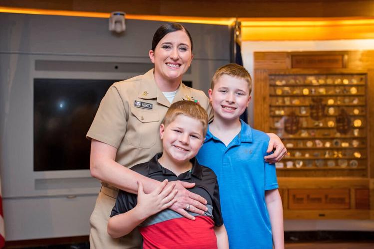 Reserve Sailor Becomes First Female Gunner S Mate Master Chief Petty